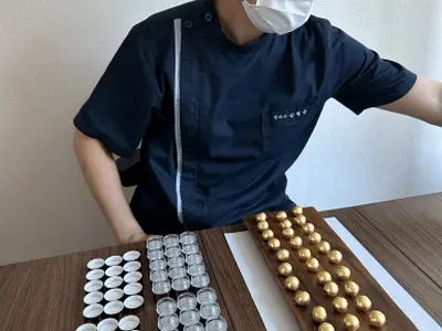 금박을 입힌 공진단을 나란히 놓고 개별 포장을 준비한 모습