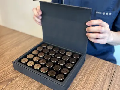 개별 청병에 담은 공진단을 상자에 가지런히 넣어 완성한 모습